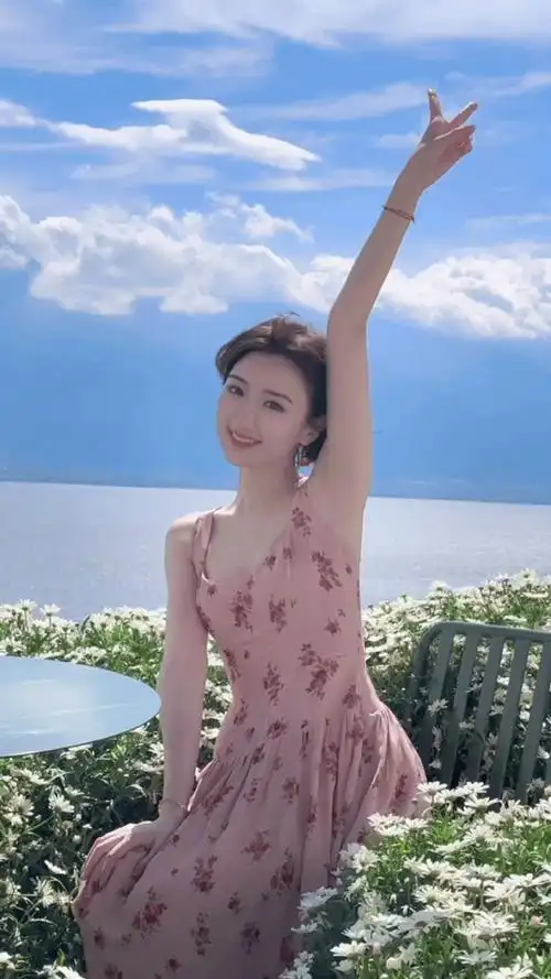 毛晓彤蜜桃甜妹#告别了7月的照片,也是我们最可爱的毛晓彤吊带啡构