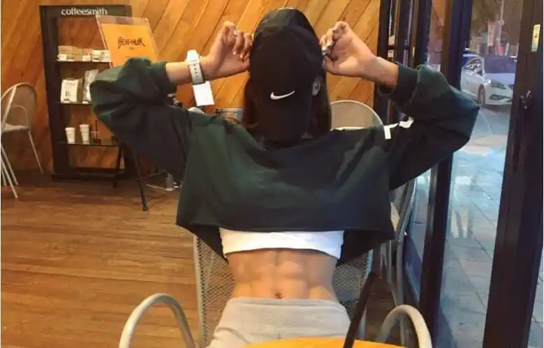 健身女神爱秀腹肌皮肤紧致曲线迷人遮脸后你会相信是女人