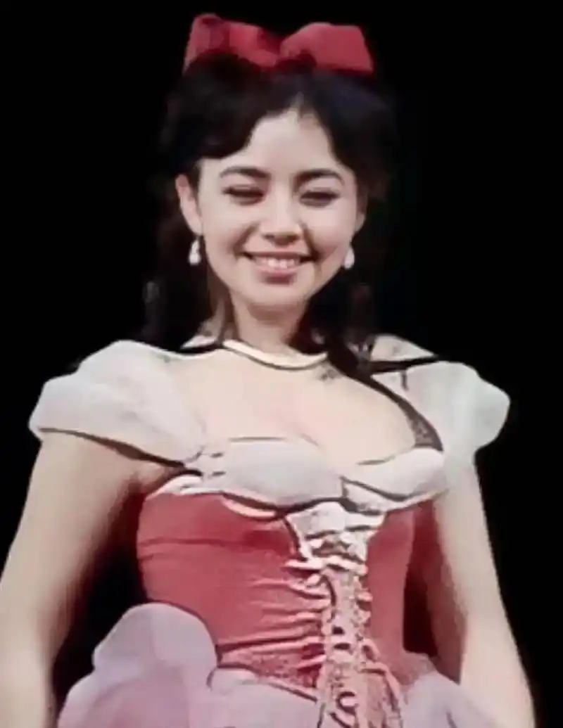 gif创作人# 宋丹丹年轻时候的照片,太美丽动人了,好可爱啊!