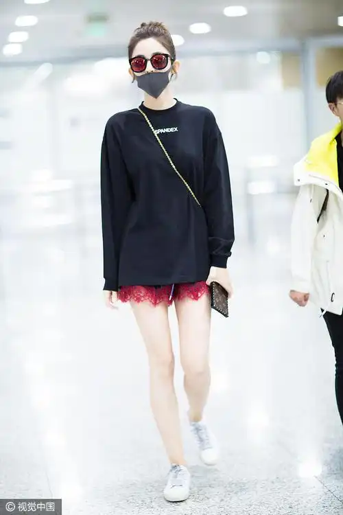 威尼斯娱乐娱城下载:娜扎黑色卫衣全副武装 露蕾丝边短裤俏皮秀美腿