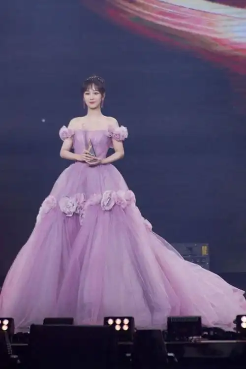 杨紫也有公主梦,一身迪士尼出逃公主造型,感觉还挺有仙气的