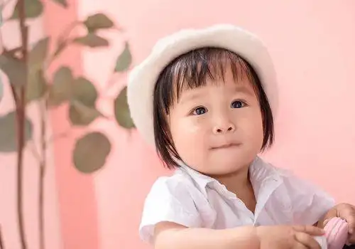 2021年小女孩学生头新造型上线 传统与时尚相结合的女童短发设计