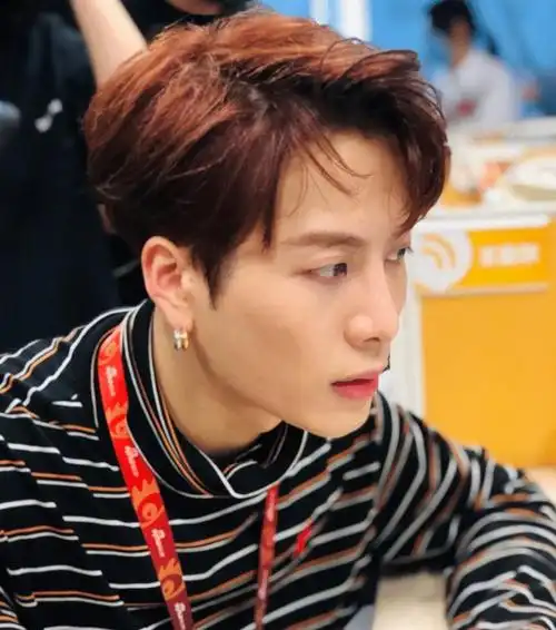 王嘉尔的五官也是相当精致的,脸型和五官都是很好看的,很是喜欢这次