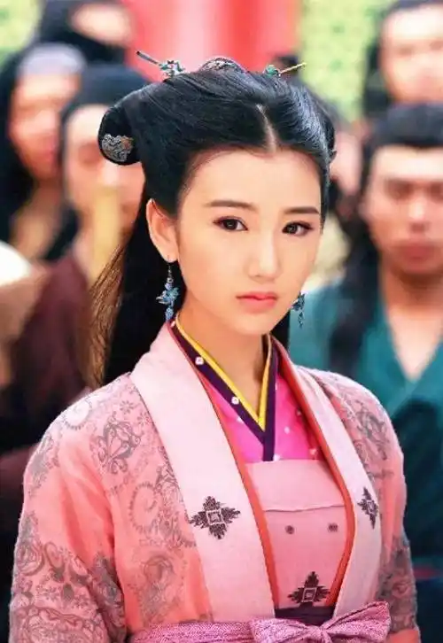 她是《神雕侠侣》中那个让人又爱又恨的刁蛮大小姐郭芙.