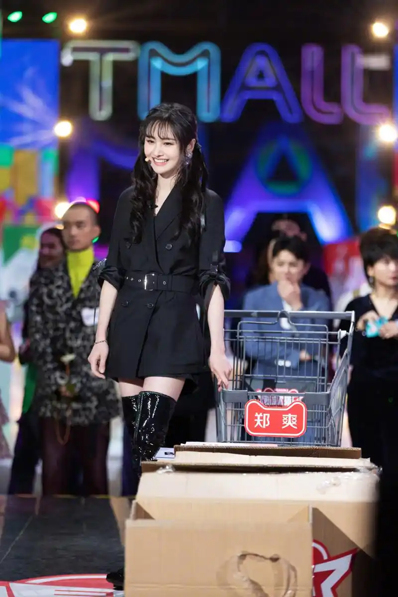 郑爽节目造型分享,短款风衣搭皮靴,飒甜的双马尾女孩令人心动