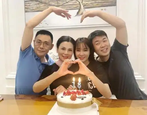 杜海涛带妈妈提车被偶遇身材暴瘦后变帅了不见妻子身影引猜测