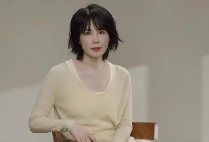 52岁王菲出镜,穿吊带似少女,比前夫略显寂寞?