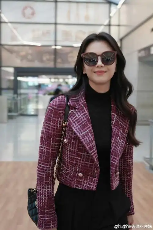 刘涛冬日小香风出发长沙#刘涛机场出发小香风造型路透,姐姐笑得好