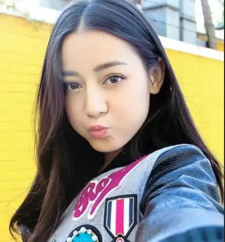 迪丽热巴从小到大照片流出19岁颜值已逆天网友没有对比就没有伤害