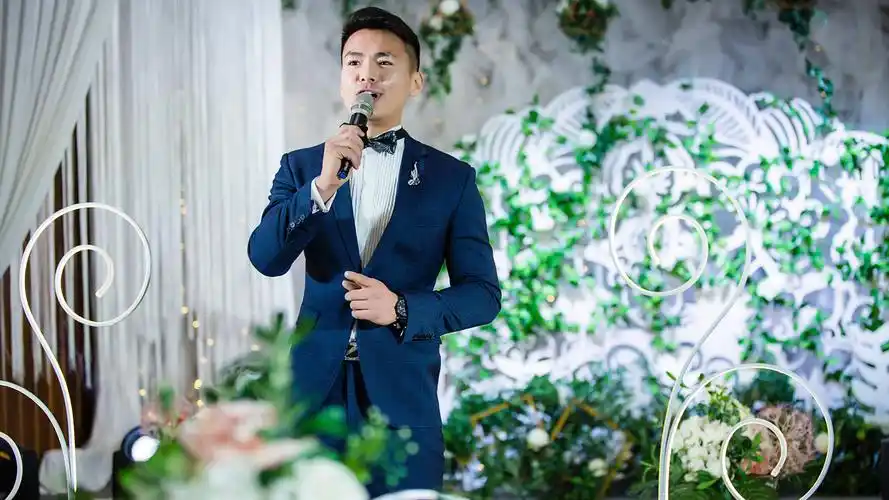 谭森《江苏综艺频道》特约婚礼主持人