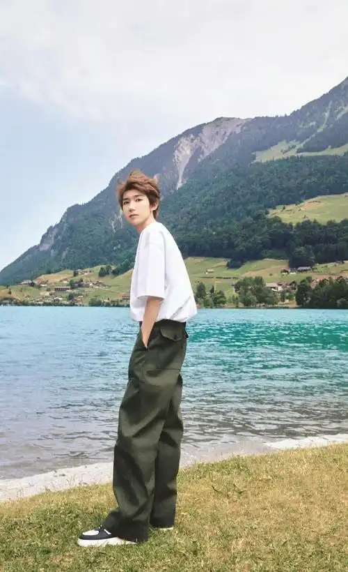 王源立夏营业照##王源白t工装裤