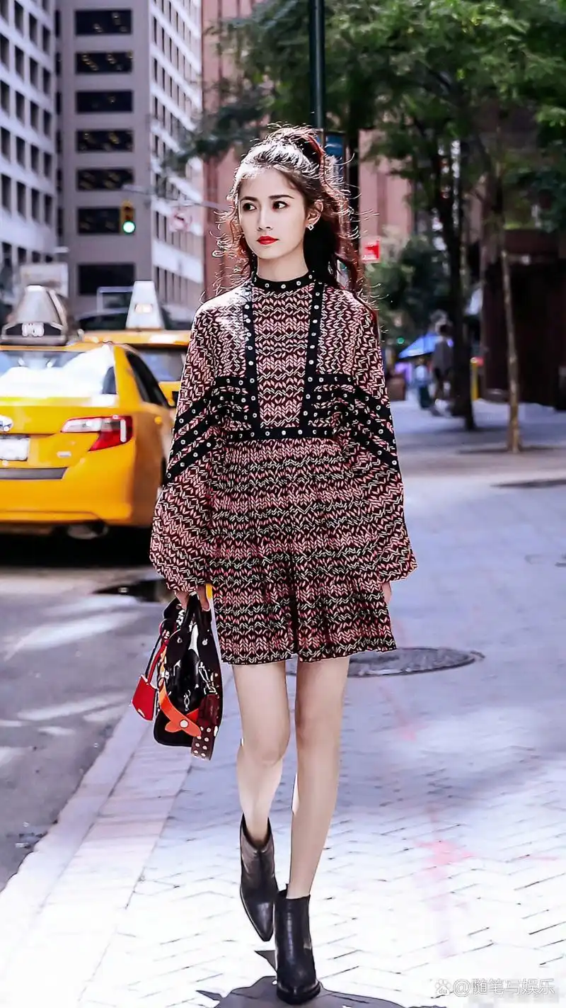 陈钰琪的街拍造型,肤白貌美,身材高挑,清新时尚,看着挺高级的.