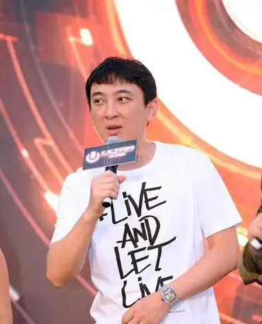 万达公子王思聪出席活动微卷头发精剪出了帅气