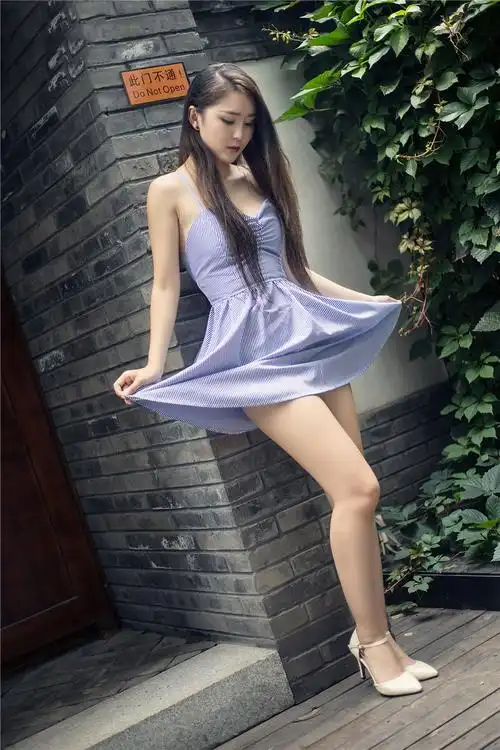 宅男女神清新短裙性感十足的户外写真图片