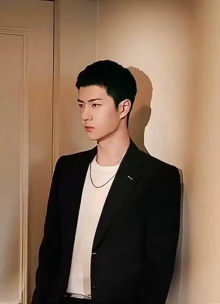 王一博短发穿西装太帅了