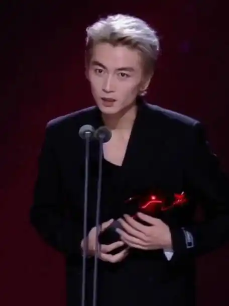 陈晓瘦脱相了#陈晓超话金发男高 帅我一脸探食游记的微博视频