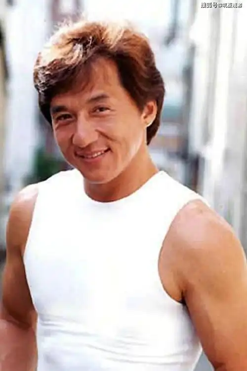 成龙两走路人搀扶,一瘸一拐,他真的老了