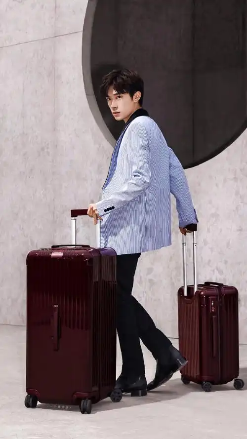 易烊千玺代言rimowa##易烊千玺阿玛尼彩妆代言人