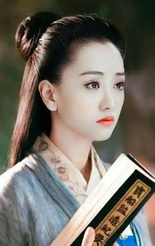 2015年,网文《凤囚凰》将被影视化,于正力推杨蓉饰演女一号刘楚玉,而