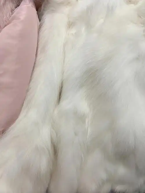 很顺,质感也太好了,腹毛超级柔软,手感超级好,对比别家的区别一下子就