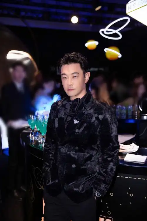 黄维德亮相时尚盛典 尽显潮流绅士风度_年度