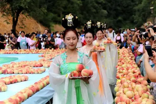 河南洛阳:万人"蟠桃宴"开席