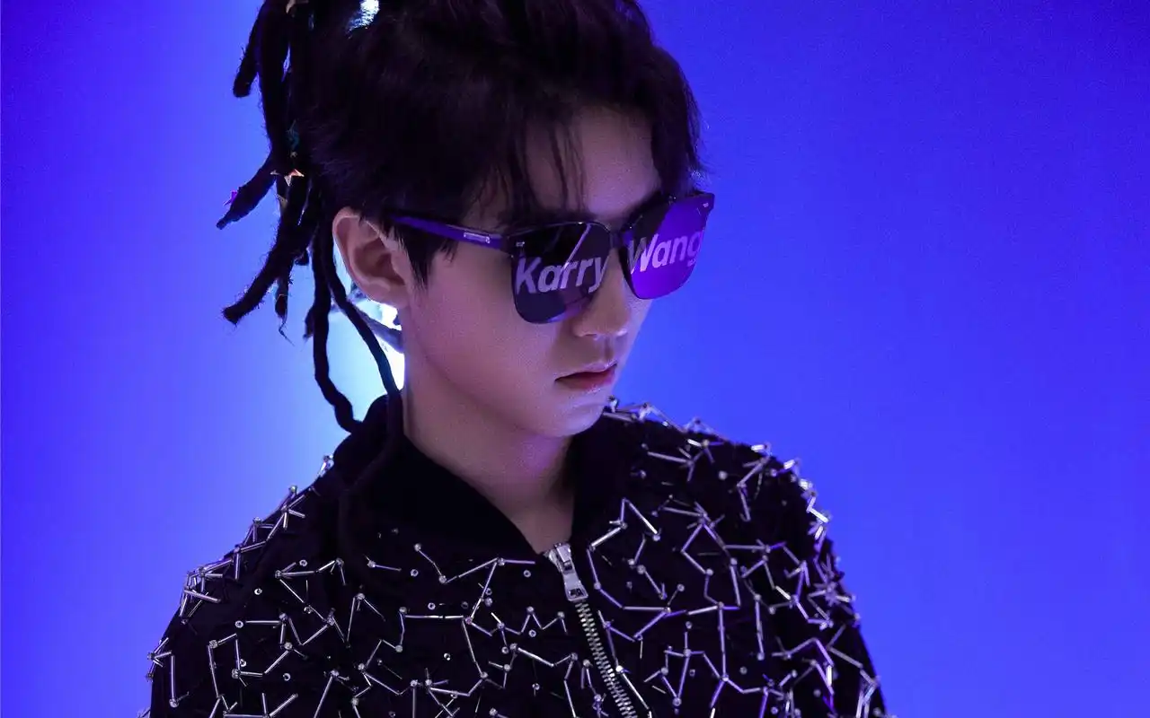 会# 时间的切片推进到未来,在满是机械感的氛围之下,tfboys-王俊凯