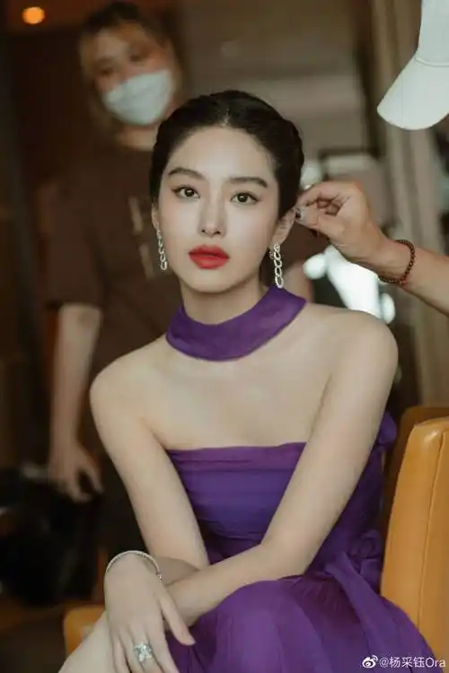 杨采钰身穿紫色抹胸长裙!雪肤玉貌曼妙身材性感美艳_双手_脖子_长发