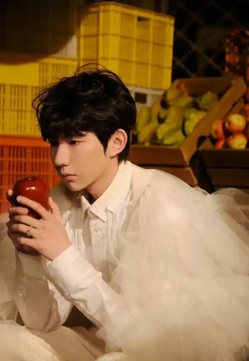 唔～,王源宫廷风造型,好像王子,还抱着小兔子,严肃的王子也有温柔的一