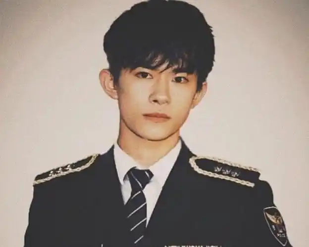 易烊千玺"军装照",每一件都让人印象深刻,最后一张看哭粉丝