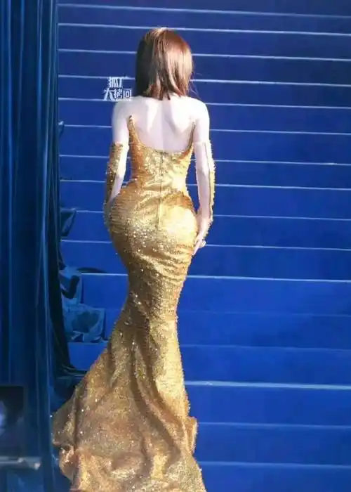 迪丽热巴太瘦了,身材非常扁平.