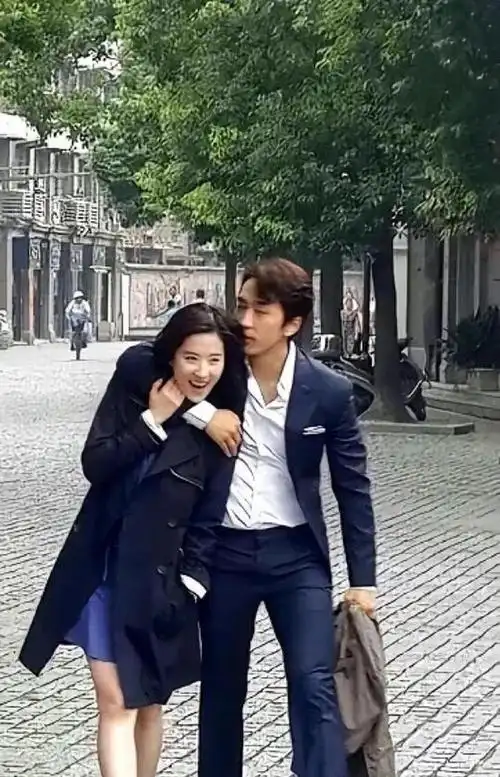 不仅如此,宋承宪在韩国虽略有名气,但与刘亦菲的国内外影响力相比