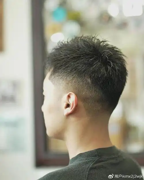 夏季男发别乱剪,想要清爽还是两侧铲短发型,时尚还帅气