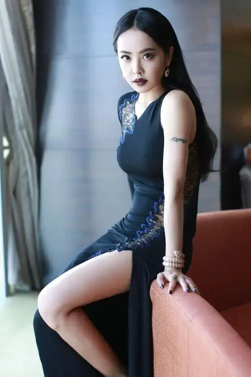 蔡依林侧身透视长裙露性感美腿参加微博之夜