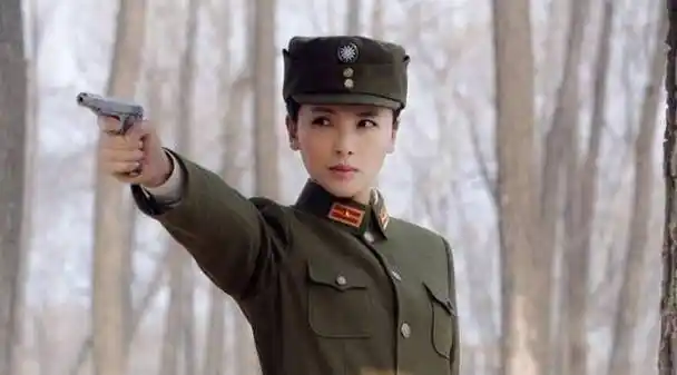 军装照:佟丽娅飒气,杨幂有灵气,孙俪最有辨识度_军人_赵丽颖_女明星