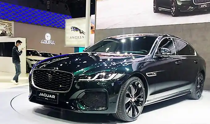 进气格栅,车侧带有jaguar的侧翼饰件也升级为捷豹标志性的奔跑图标