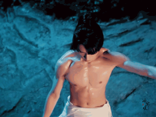 龚俊肌肉#龚俊东方月初身材 这个腹肌救敏啊