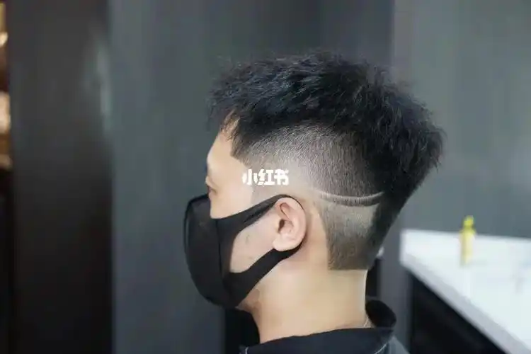 男生发型,线条感十足的弧形渐变抓刺