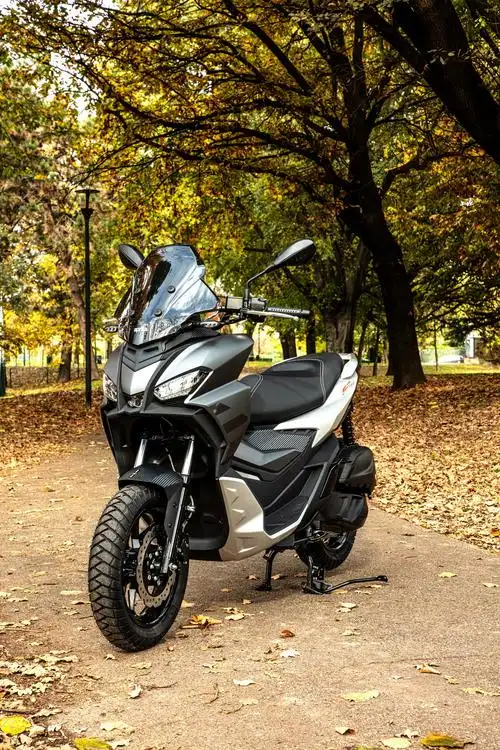 阿普利亚srgt125200户外特写