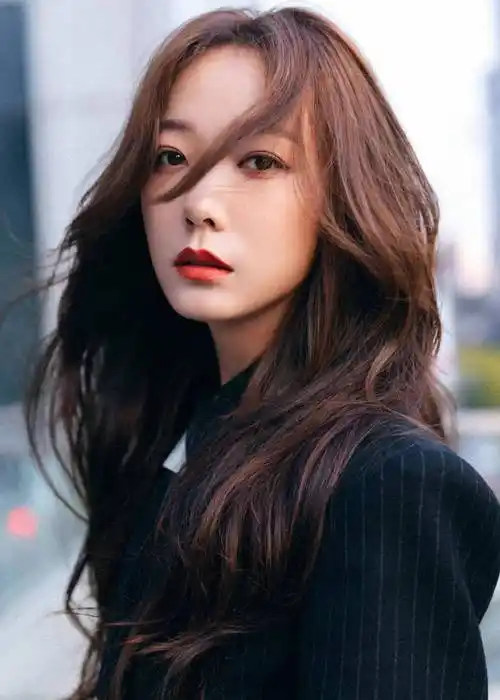 王珞丹条纹西装亮相金鹰节,烫波浪卷长发,女神范十足_气质_造型_一身