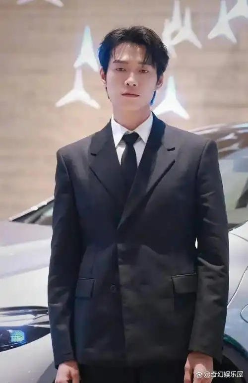 近日,演员魏大勋因一组照片突然冲上热搜,成为网友热议的对象.