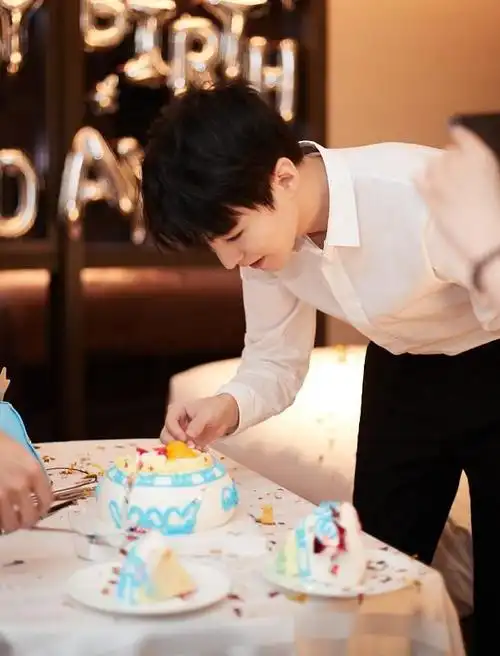 王俊凯气质真挺好简约黑白穿搭难掩帅气值好似小说男主角