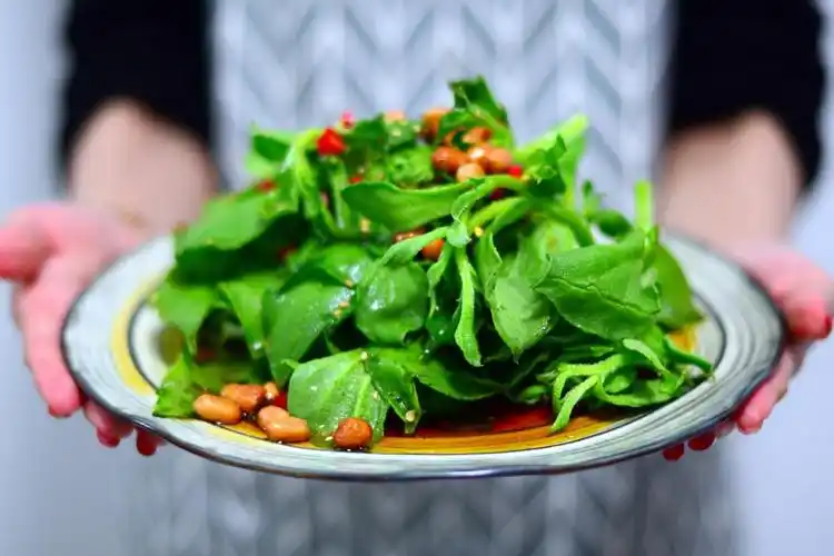 5,将调好的酱汁倒在处理好的冰菜上,美味的凉拌冰菜就做好了.