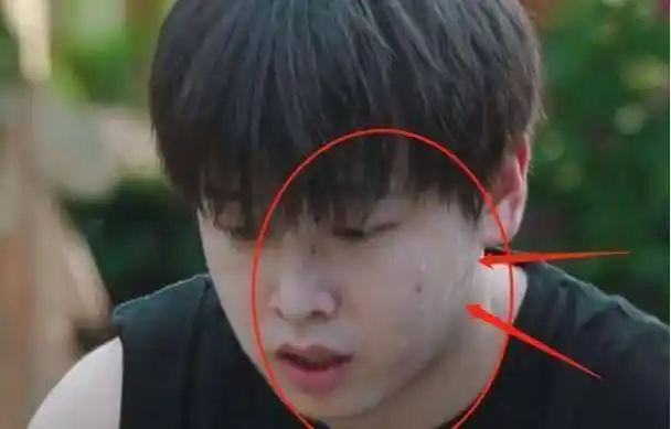 向往节目录制热到飙汗何老师却不穿短裤镜头拉近后秒懂