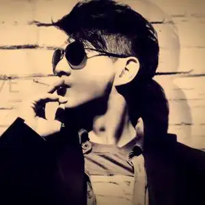 抽烟墨镜型男侧脸帅气头像