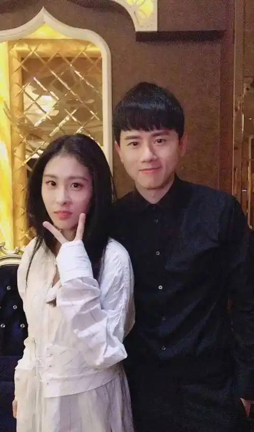 华晨宇张碧晨一家三口合照曝光,承诺无夫妻关系也会共同抚养女儿_孩子