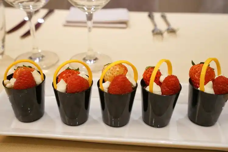 家庭式的自助餐也融合了西餐的前菜,头盘,主菜和甜点的搭配,所以也有