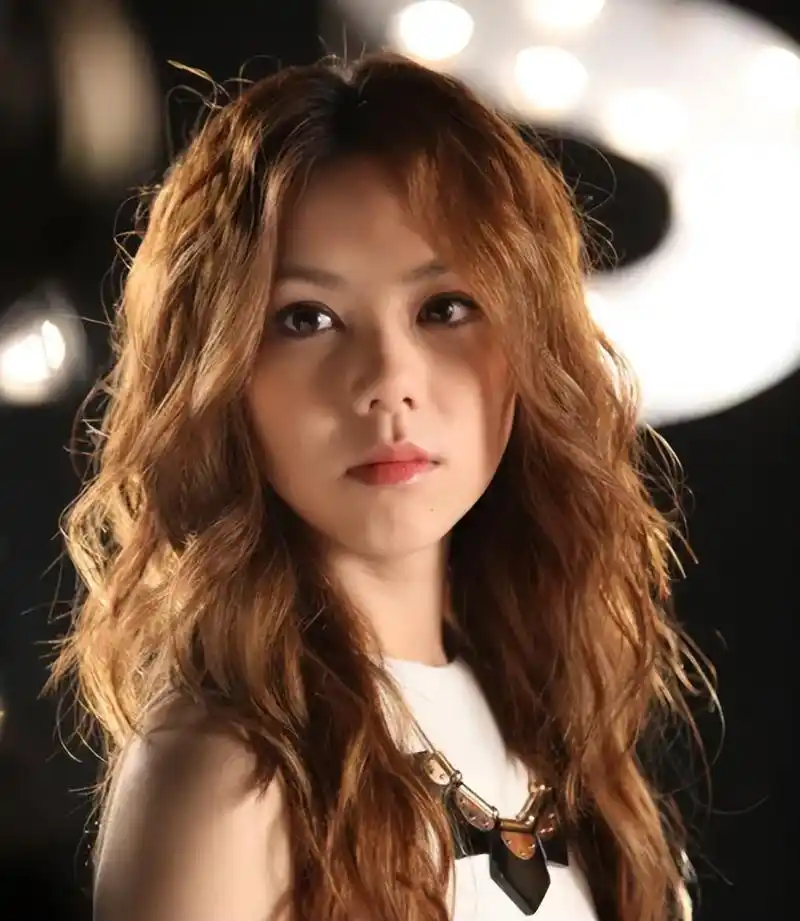 著名歌手邓紫棋晒照片庆生,穿吊带身材纤细,男友称呼她为女王