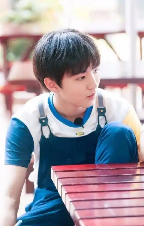 tfboys王俊凯绝对是最佳男友,王三岁太可爱了!_姿势_过山车_娃娃