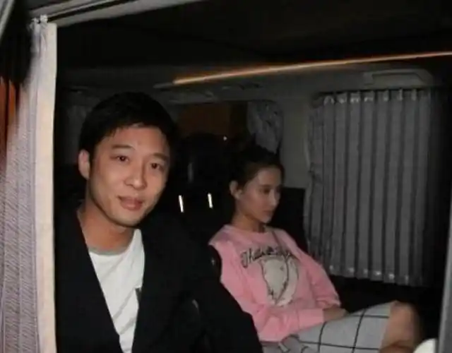 曝霍启山力追何超莲 二人共享烛光晚餐